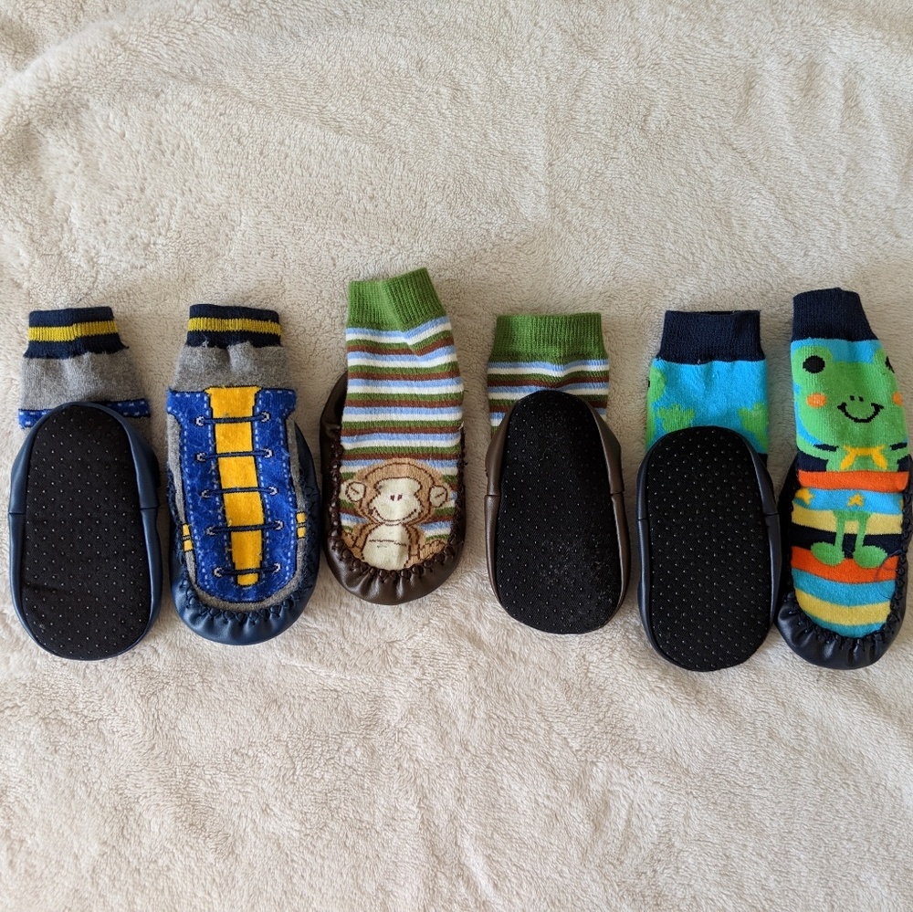 NWT non skid boys socks slippers. 3 pairs.
